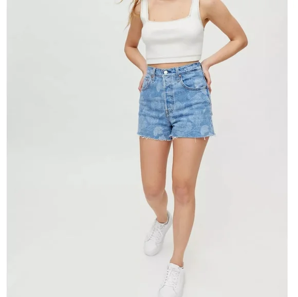 Levi’s Ribcage Denim High Rise Waisted Shorts - Picture 3 of 9